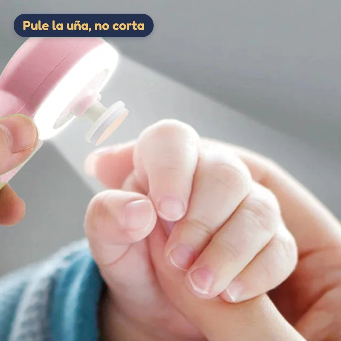 Lima sus uñas mientras duerme